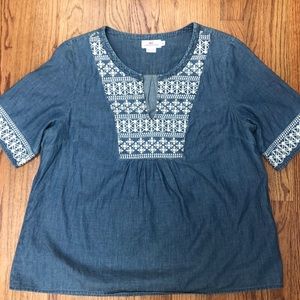 Vineyard Vines chambray top with white embroidery